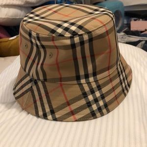 Burberry bucket hat!!